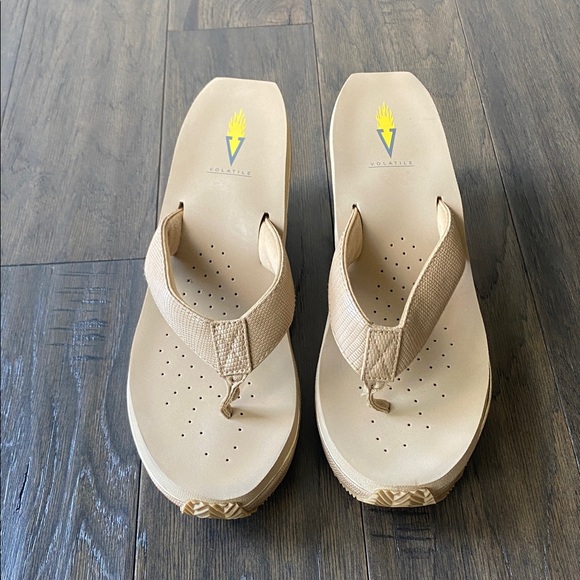 VOLATILE Wedge Sandals Womens Sz 10 Tan Thong Style Flip Flop - Picture 2 of 8